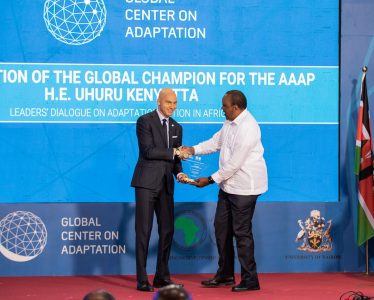 Professor Patrick Verkooijen, CEO, GCA handing over the Award to President Uhuru Kenyatta