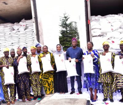 Aliko Dangote’s Foundation Distributes 80,000 Bags of Rice in Lagos